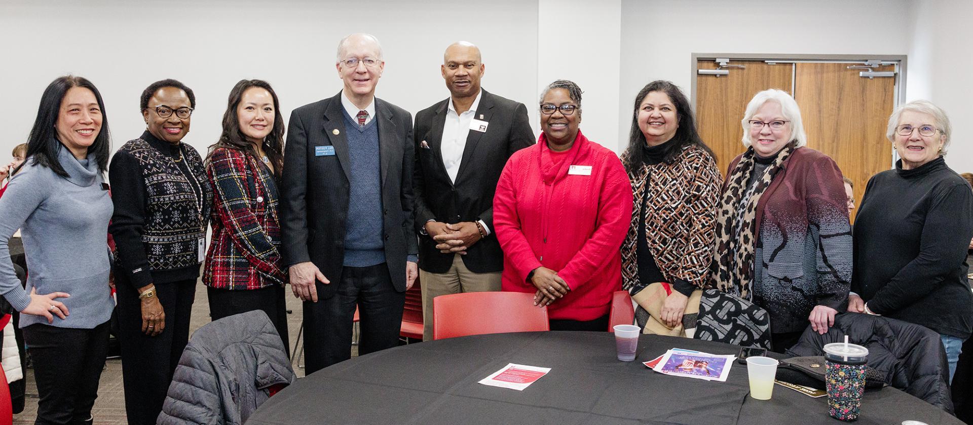 President Anita Thomas, 代表resentative 比尔福斯特, and other dignitaries.